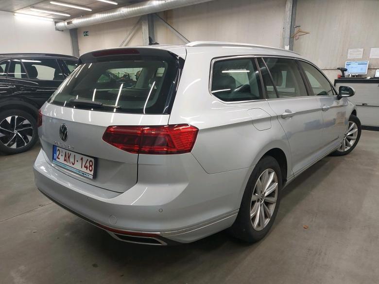 Volkswagen Passat 2.0 TDI Elegance Pano Aut. Full-LED Navi Sport-Leather Ambient Klima PDC ... #2