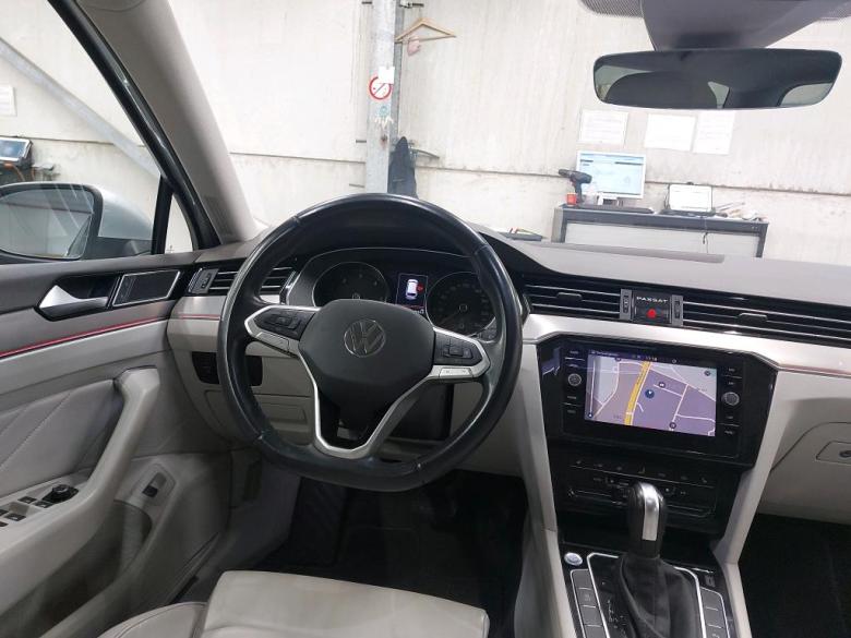 Volkswagen Passat 2.0 TDI Elegance Pano Aut. Full-LED Navi Sport-Leather Ambient Klima PDC ... #3